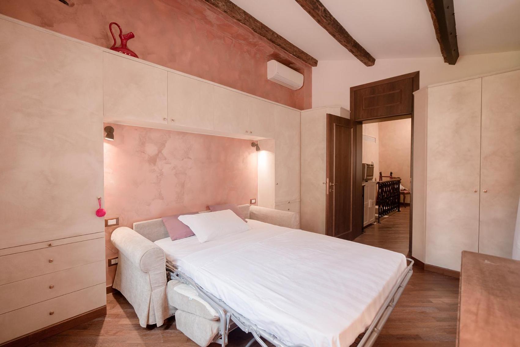 Rosso Veneziano Apartment